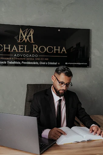 Dr. Michael Rocha analisando documentos jurídicos em seu escritório